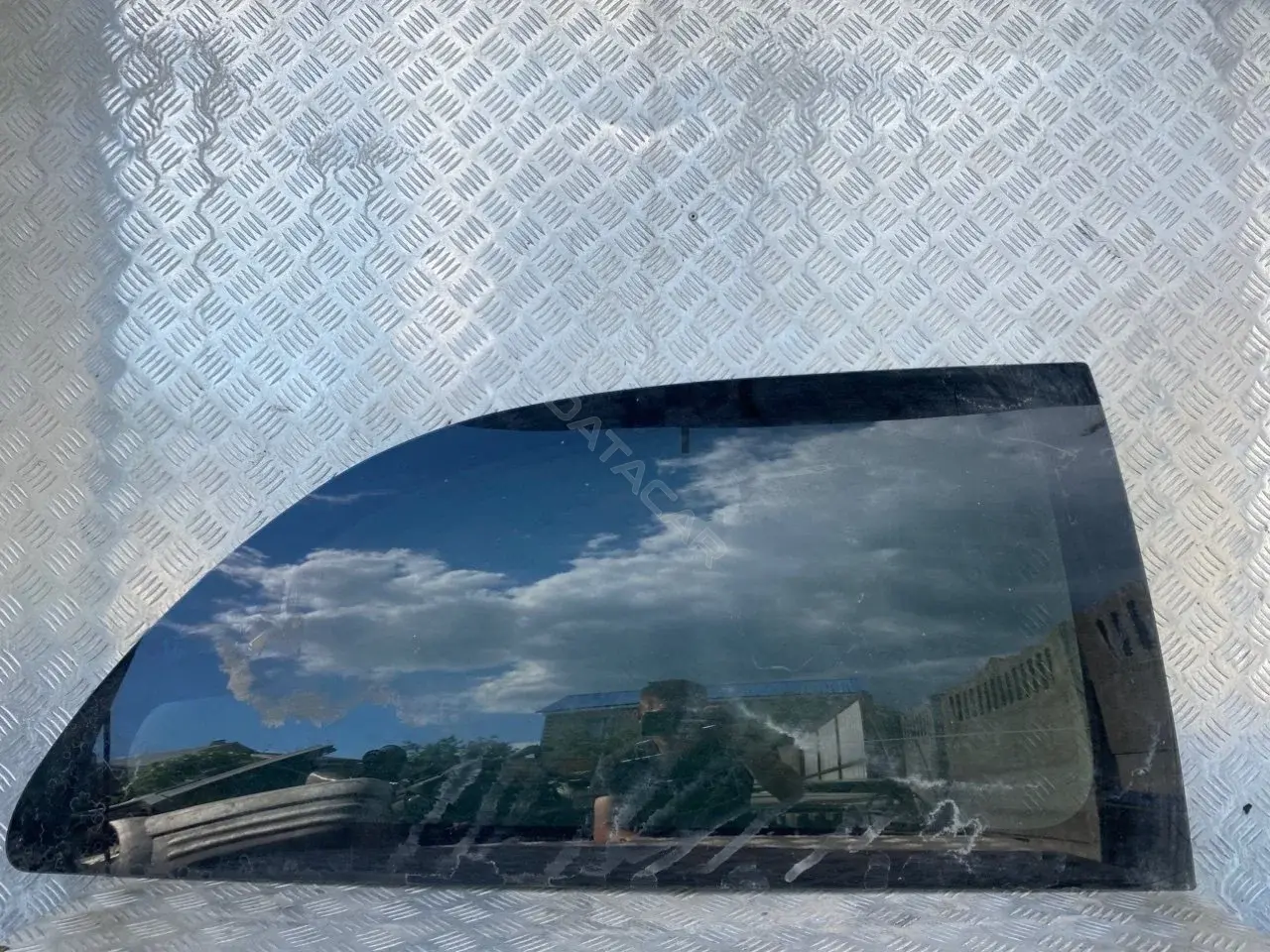 Стекло двери 04894678AA