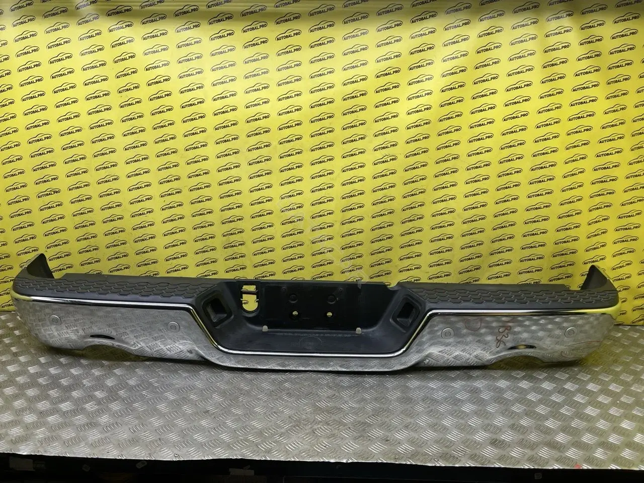 Задний бампер 68049859AB