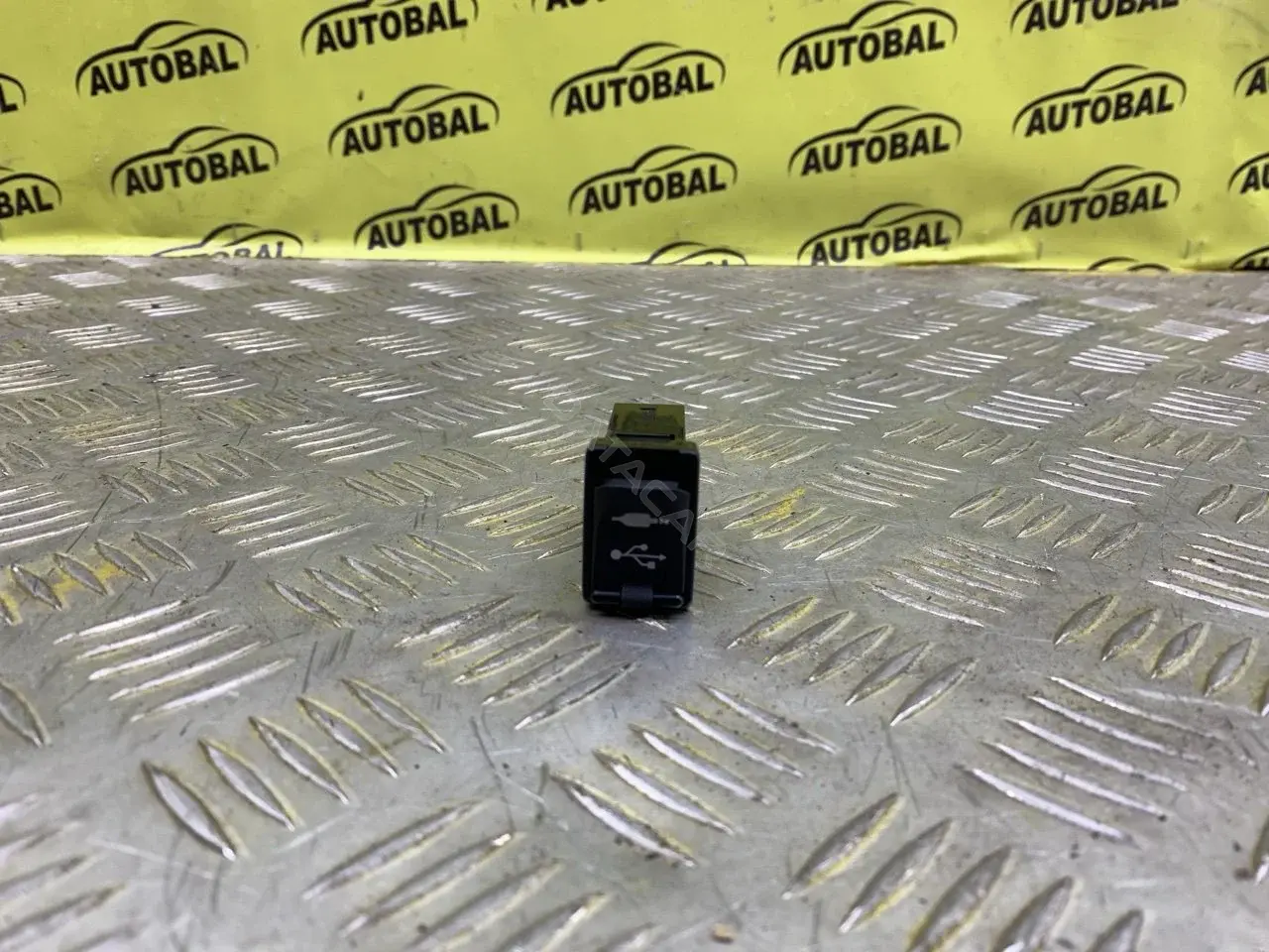 Разъем AUX / USB 86190F4010