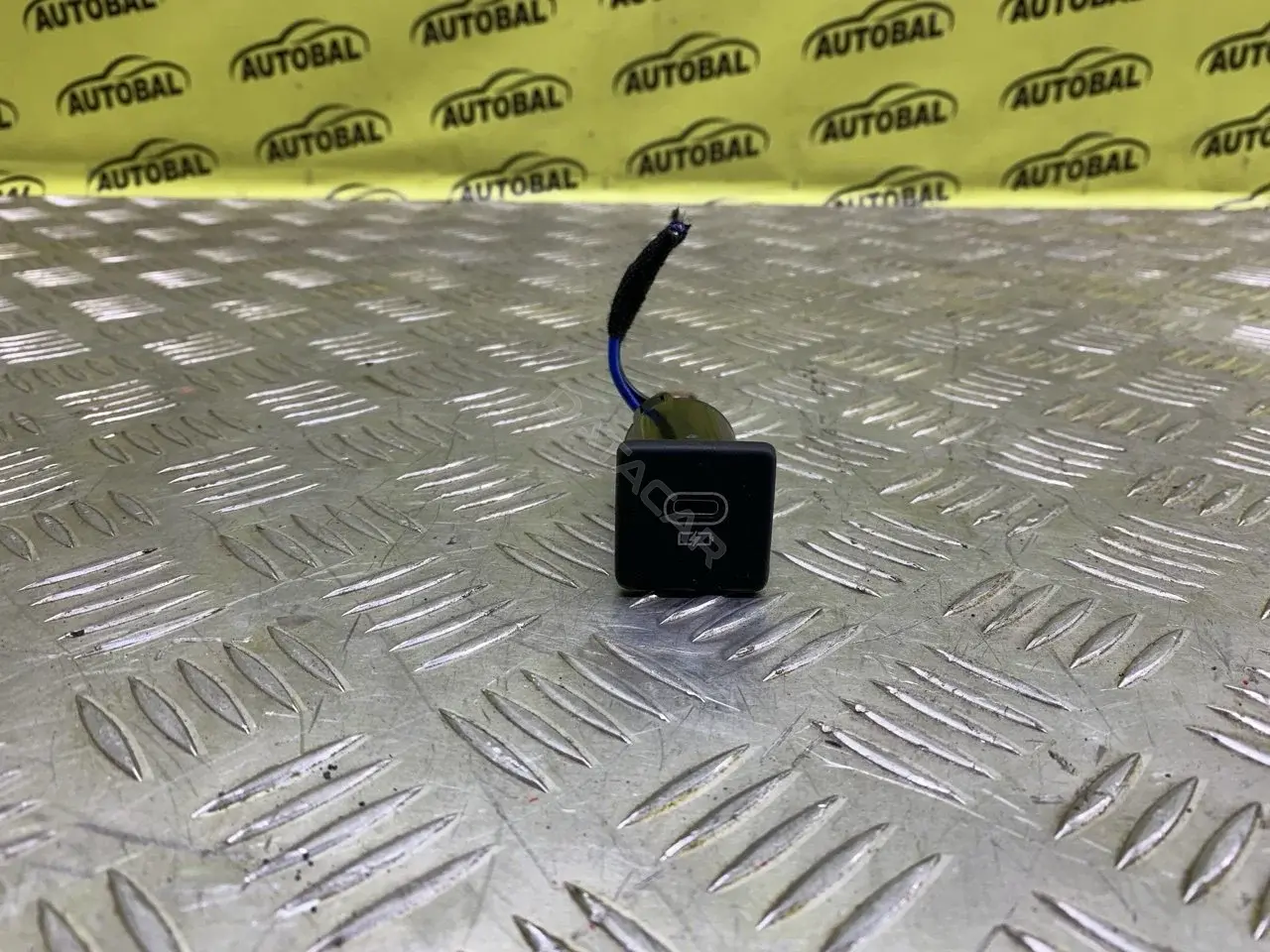 Разъем AUX / USB M8E219010DA