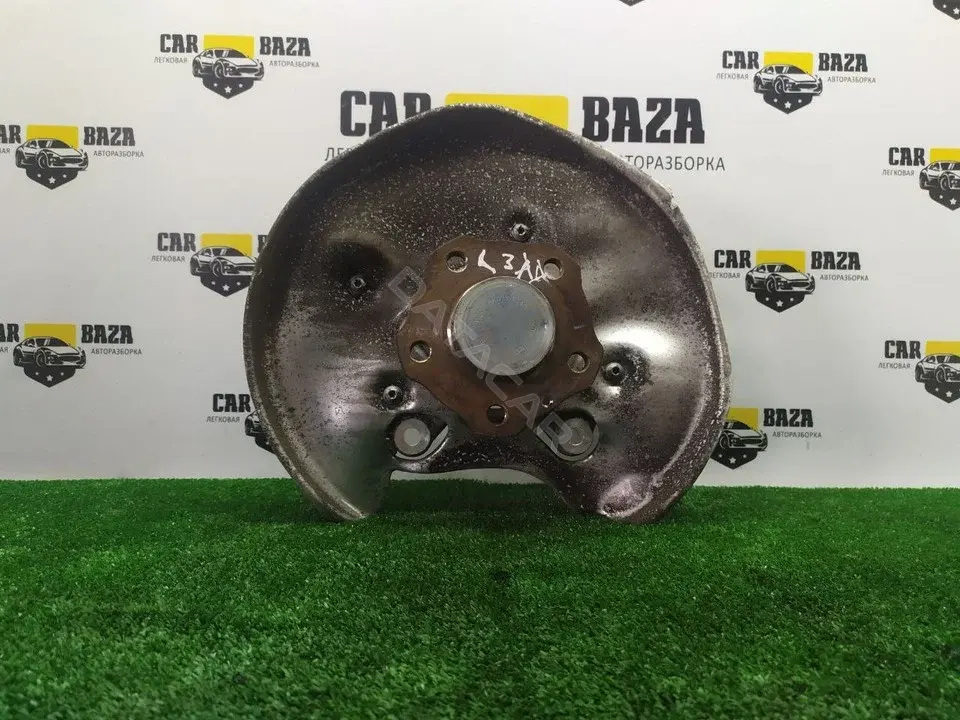 Поворотный кулак 8W0615611