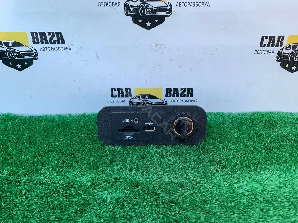 Разъем AUX / USB FR3T14F014AB
