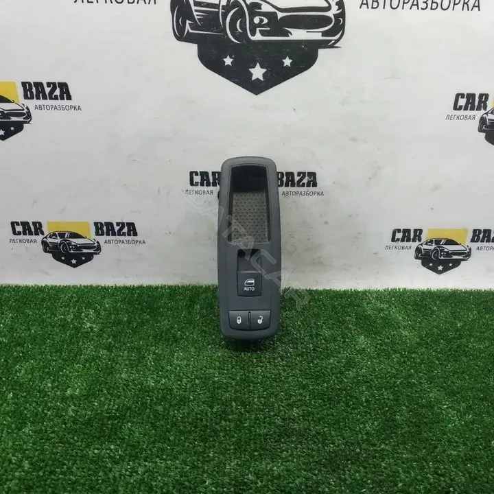 Стекло двери 68268251AC