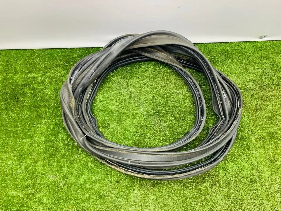 Уплотнитель багажника 8R0827705E
