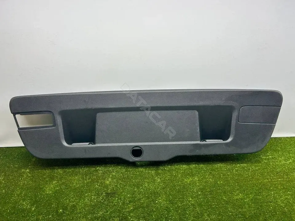 Накладка крышки багажника 5C6867605