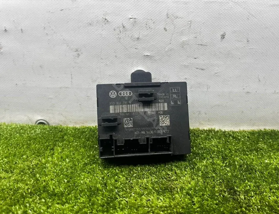 Блок управления двери 8T0959795B
