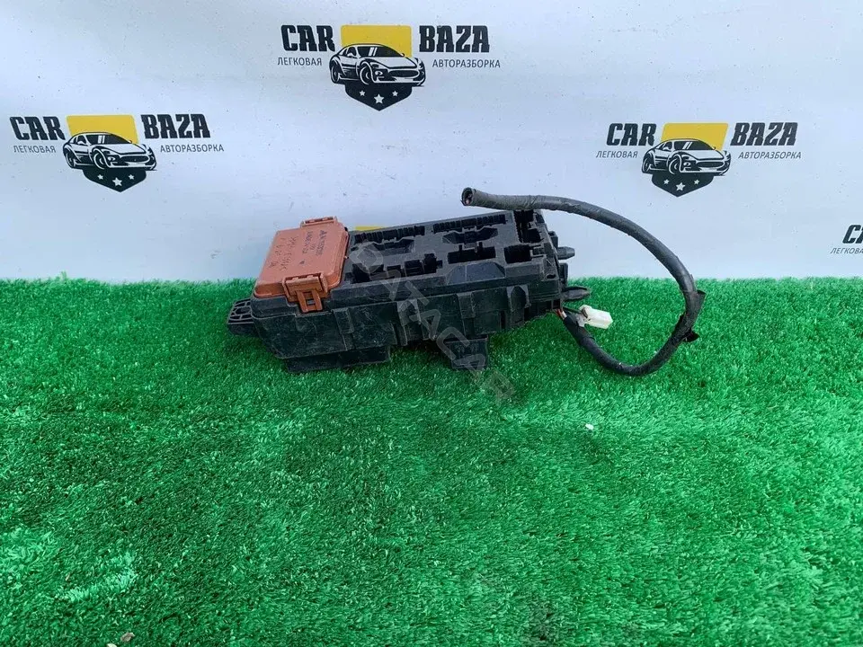 Блок предохранителей MR318828