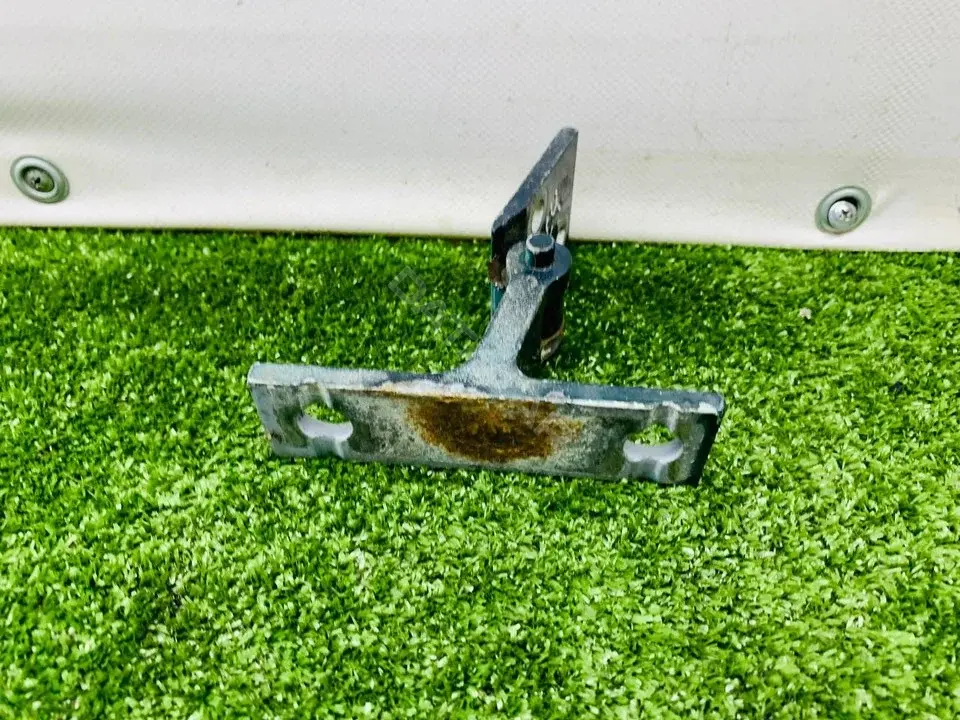 Петля двери 4A0831401A