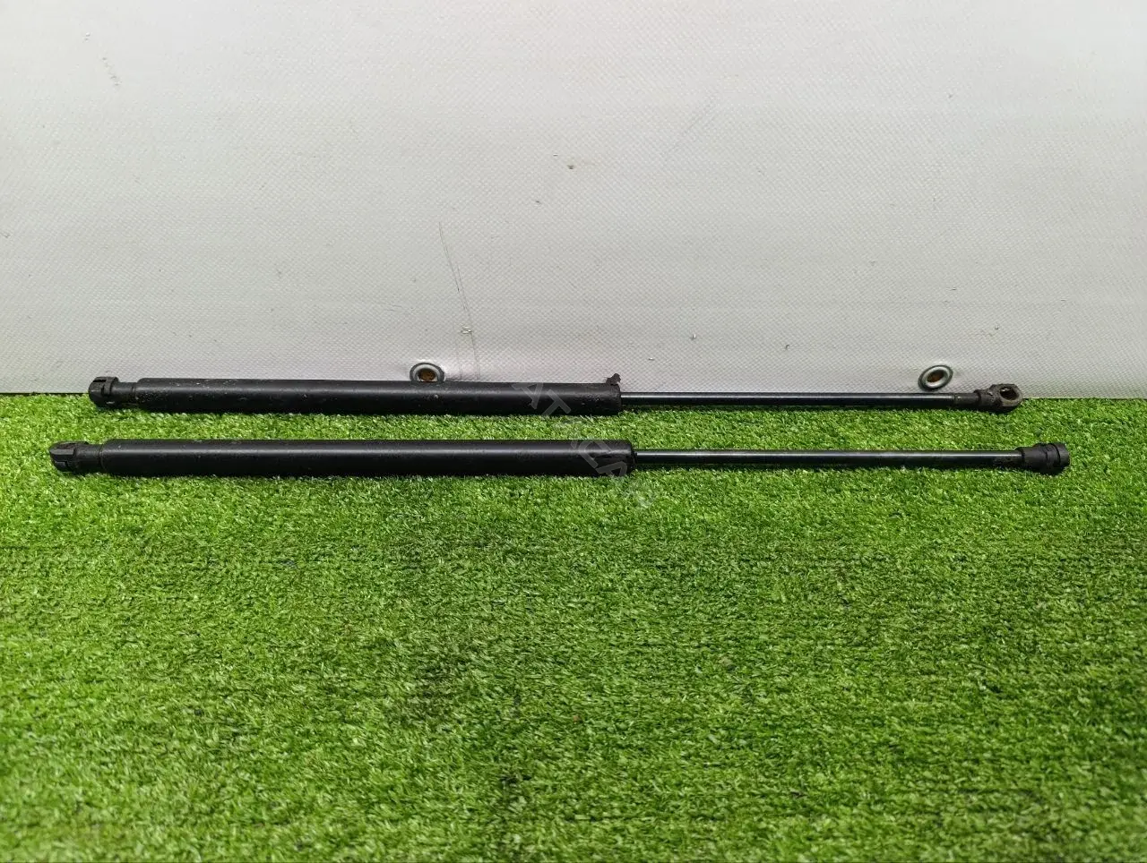 Амортизатор крышки багажника, капота, заднего стекла 179525