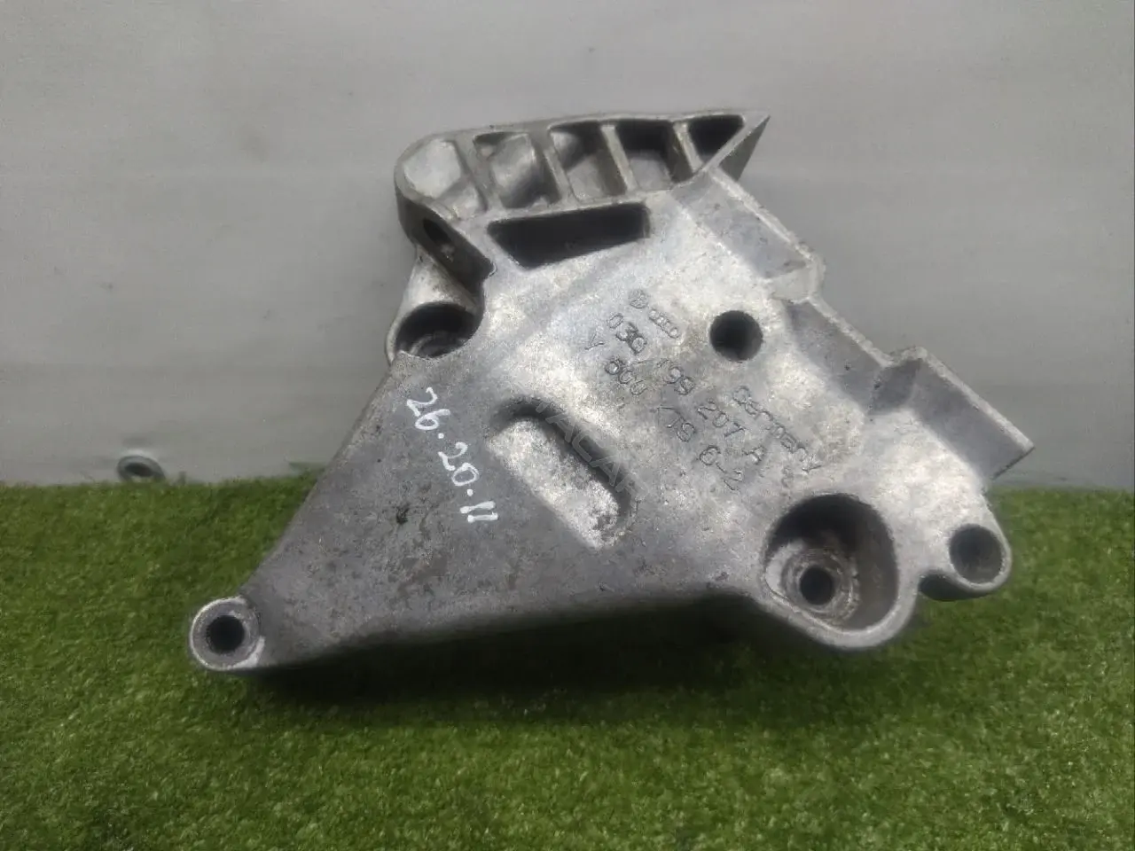 Кронштейн двигателя 03G199207A
