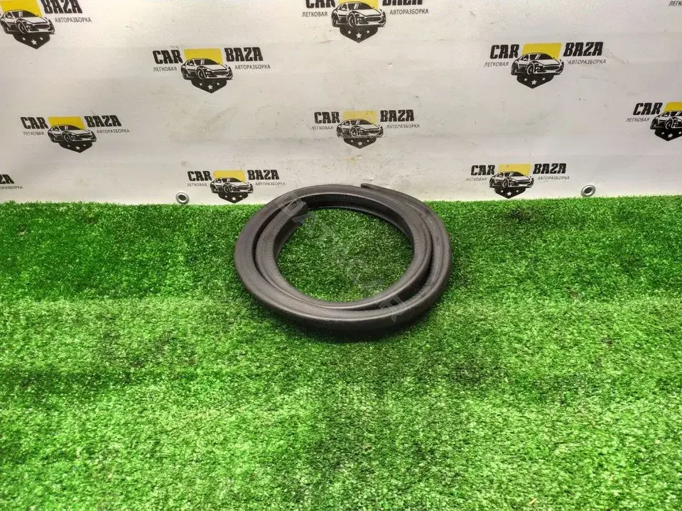 Уплотнитель капота 6R0823723