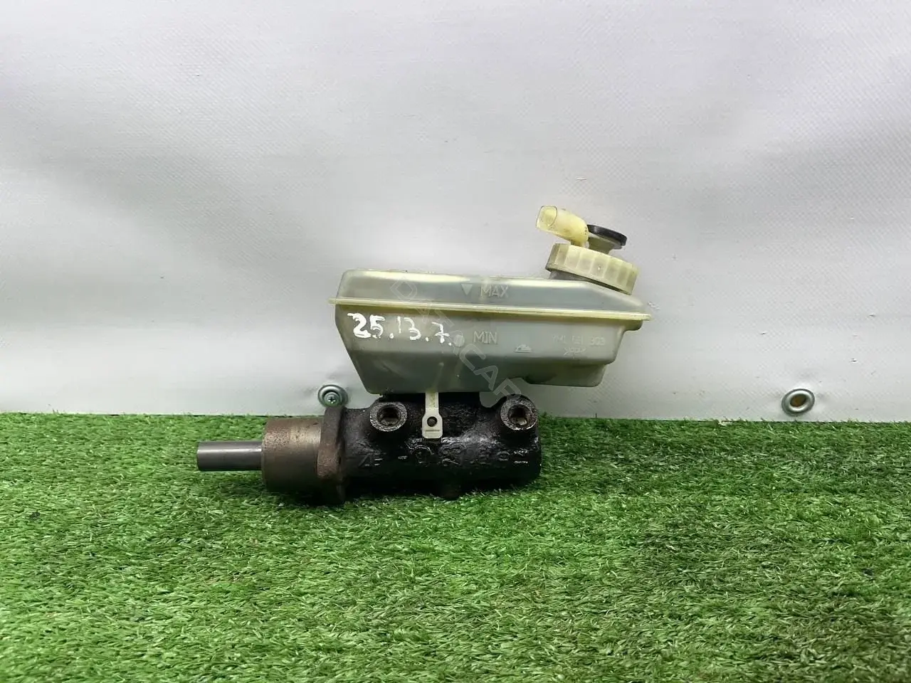 Главный тормозной цилиндр 7M611303