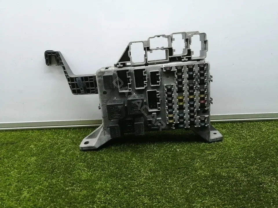 Блок предохранителей 1S7T14A073