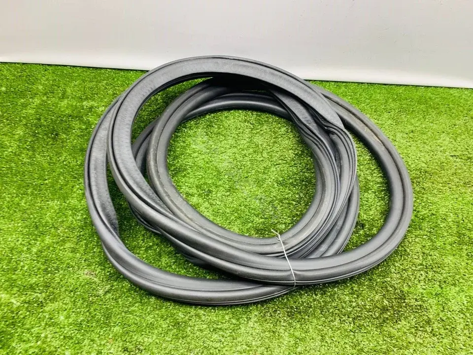 Уплотнитель двери 8R0831721D