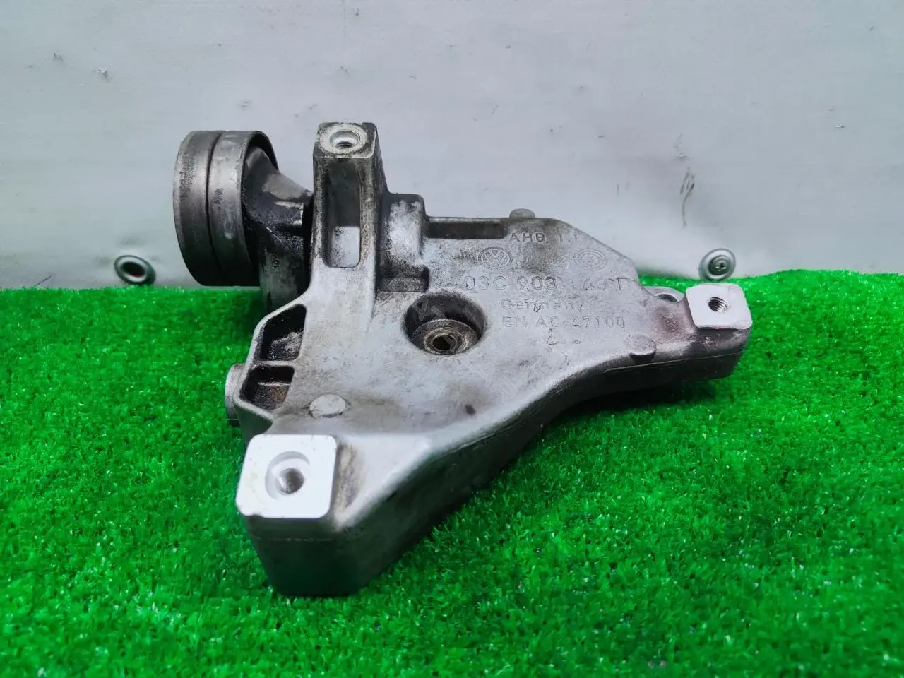 Кронштейн компрессора кондиционера 03C145299L, 03C903143B