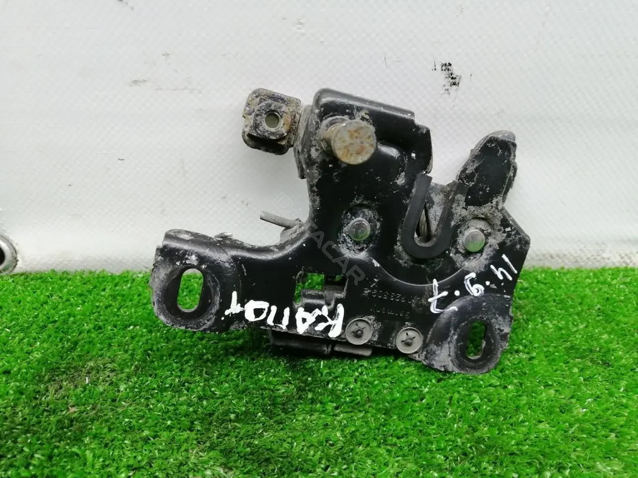 Замок капота 8L0823509E