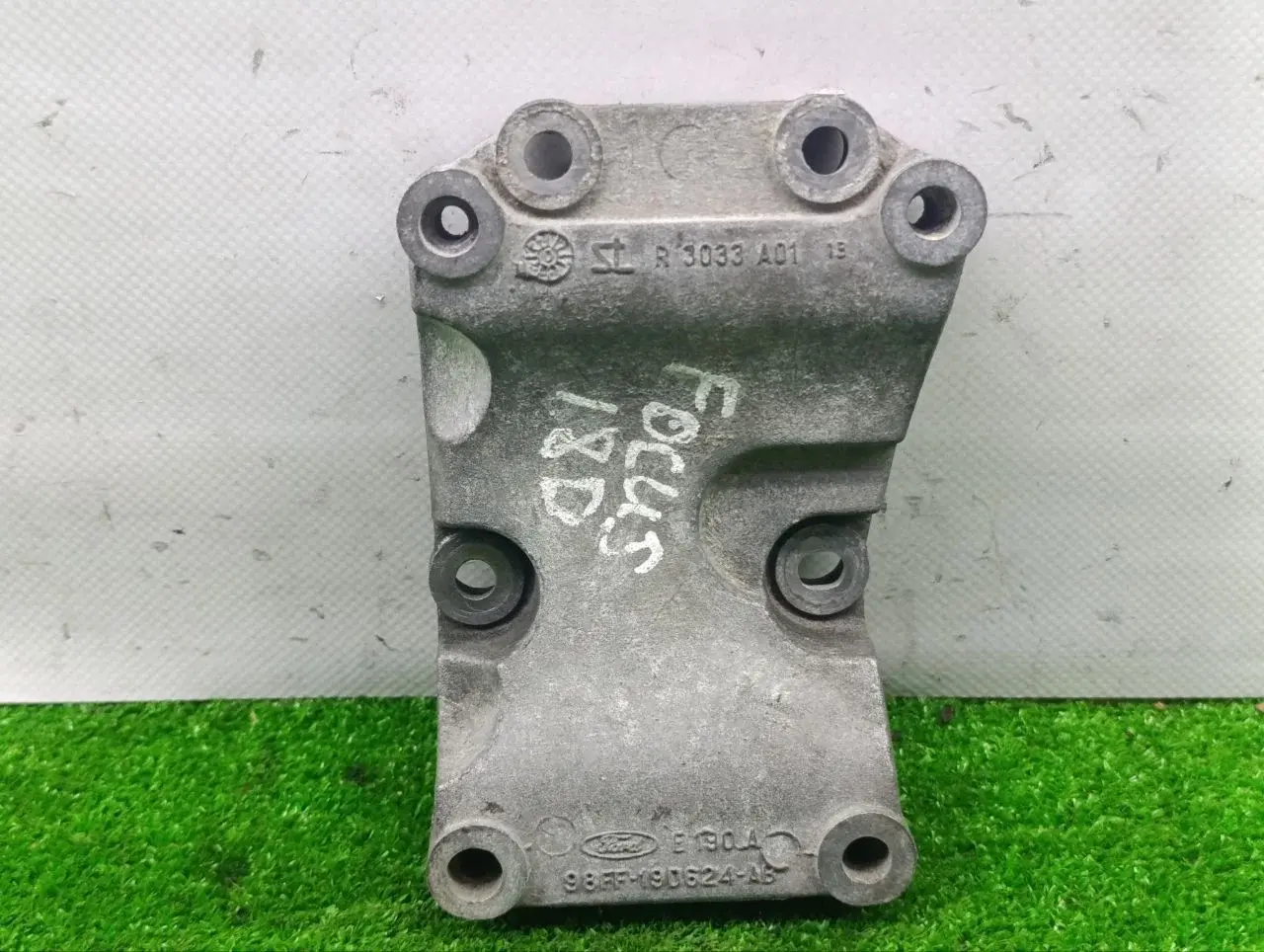Кронштейн компрессора кондиционера 98FF19D624AB