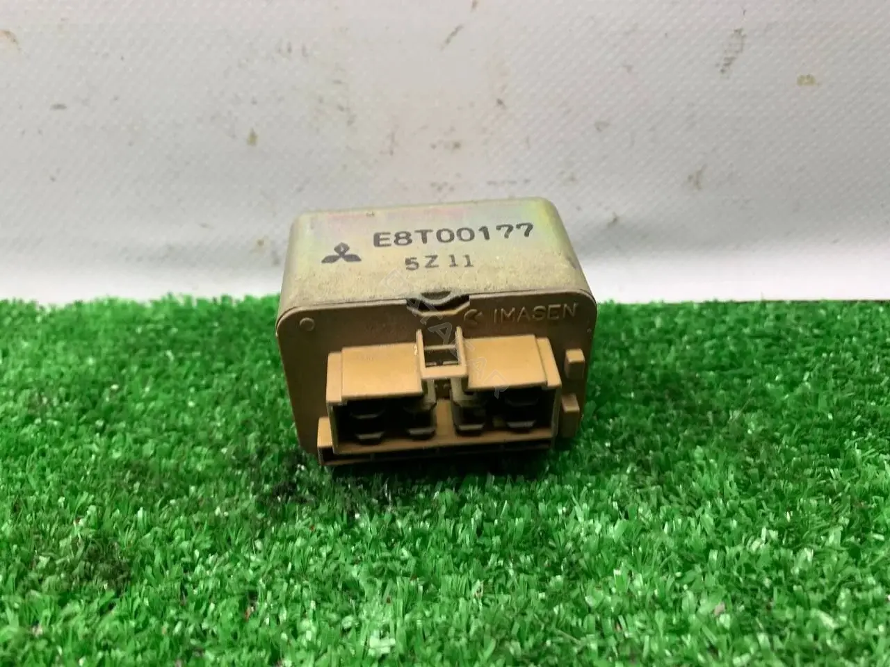 Реле топливного насоса E8T00177