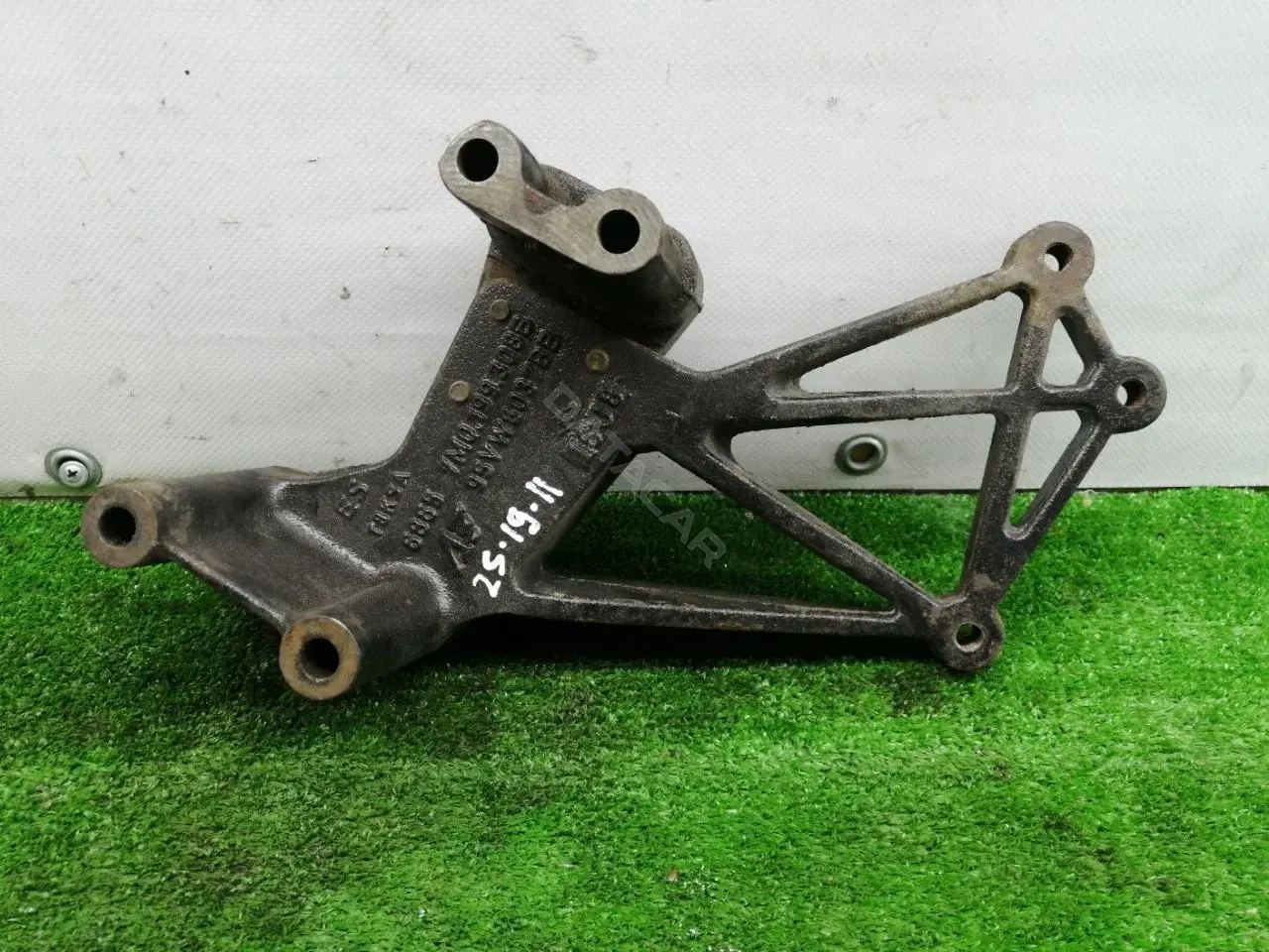 Кронштейн двигателя 7M0199308B, 95VW6037BB