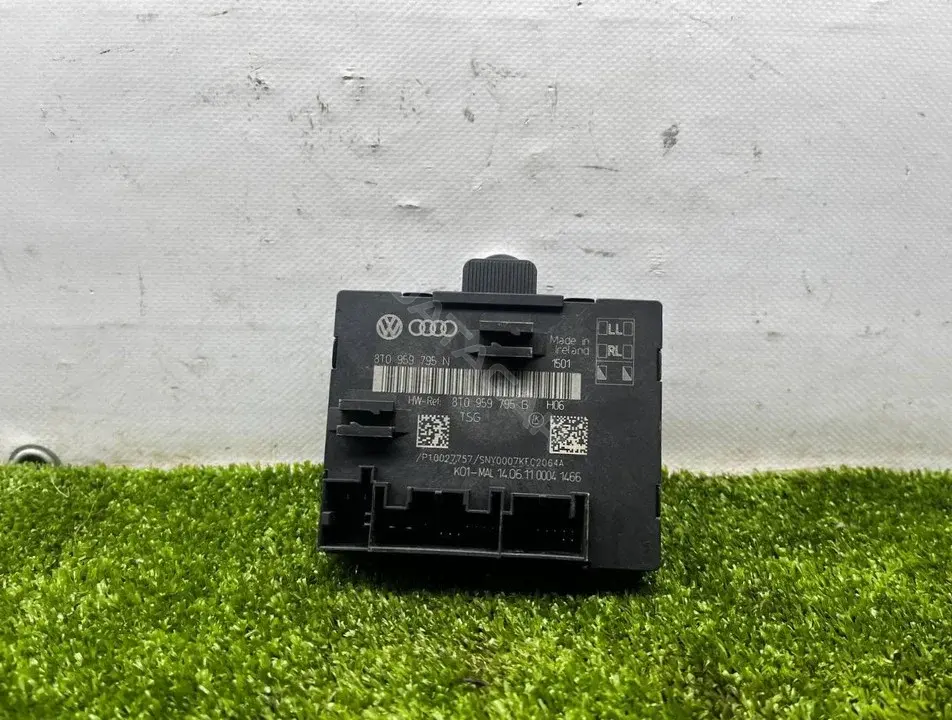 Блок управления двери 8T0959795B