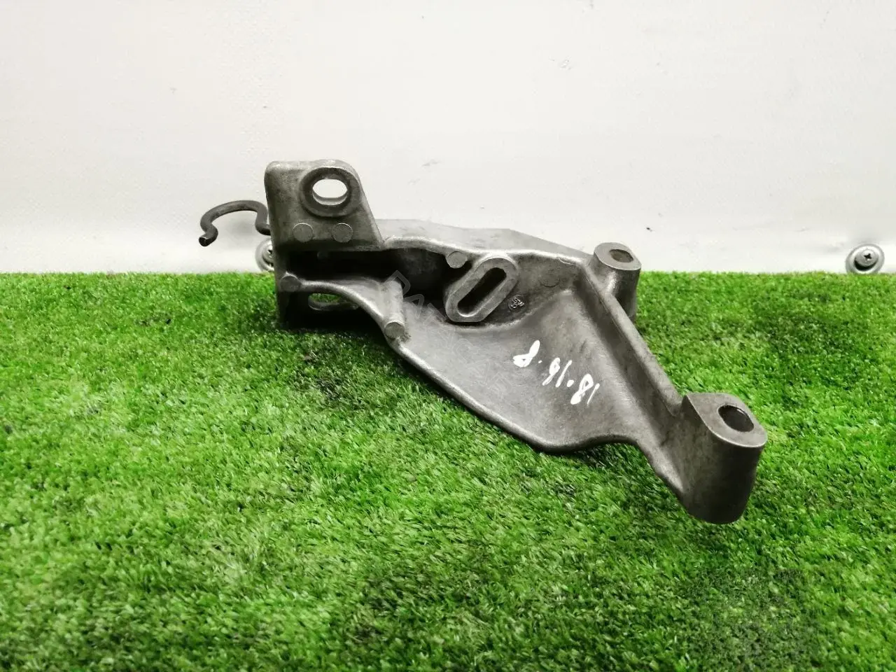 Кронштейн гидроусилителя 028145531E