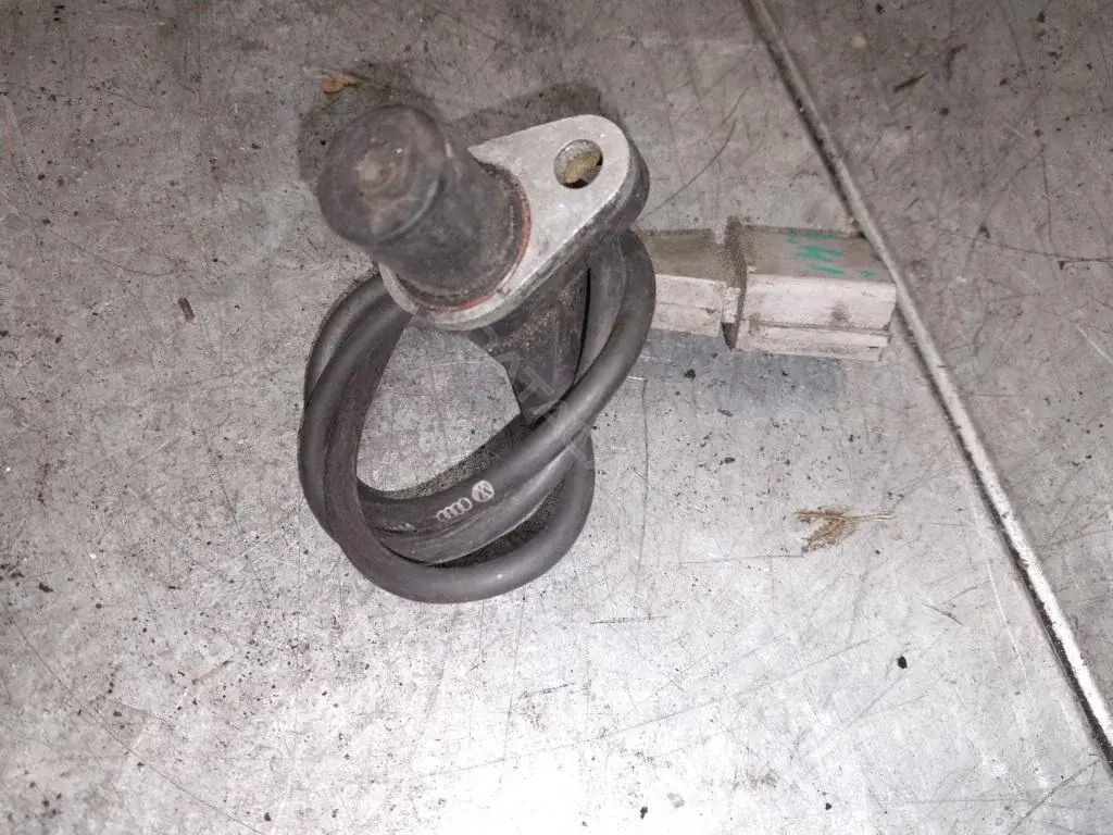 Датчик коленвала 06A906433C