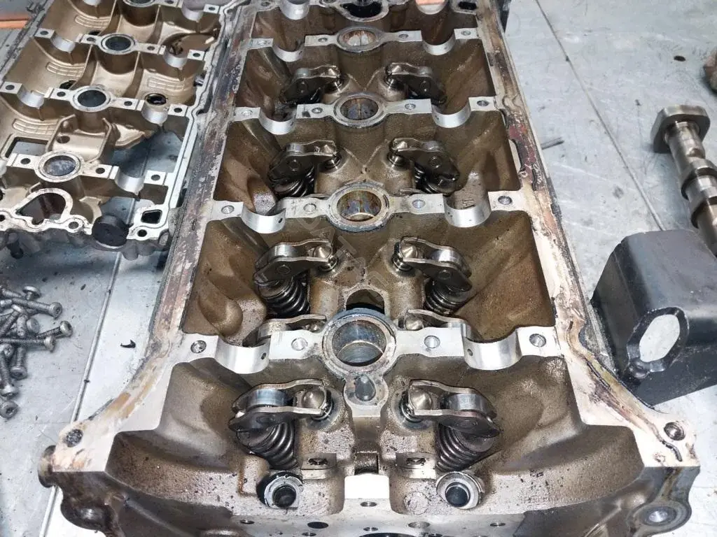 Головка блока цилиндров 06H103373K