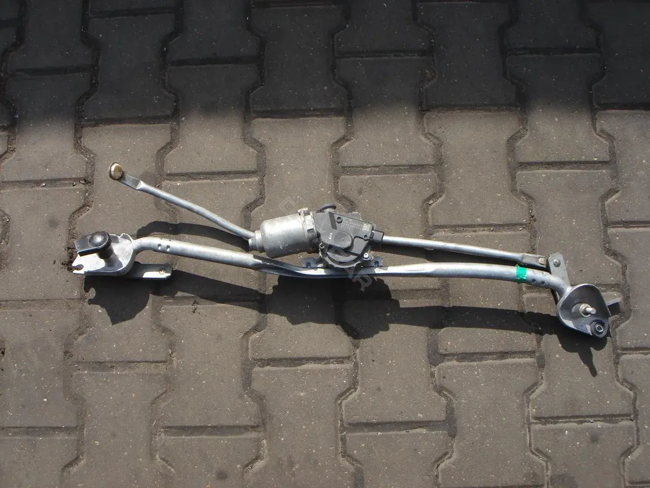 Трапеция стеклоочистителя 05028756AD