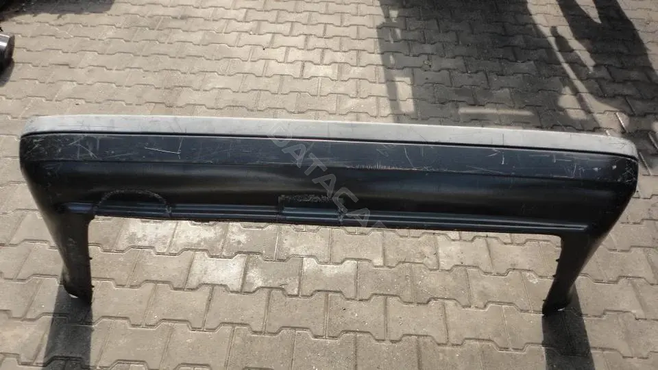 Задний бампер 811807417