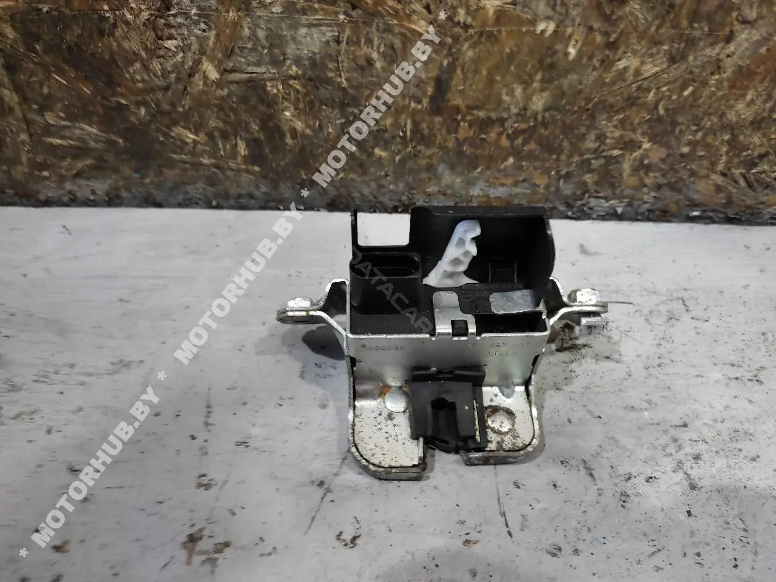 Замок крышки багажника 7P0827505E