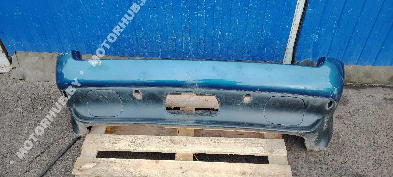 Задний бампер 8402324