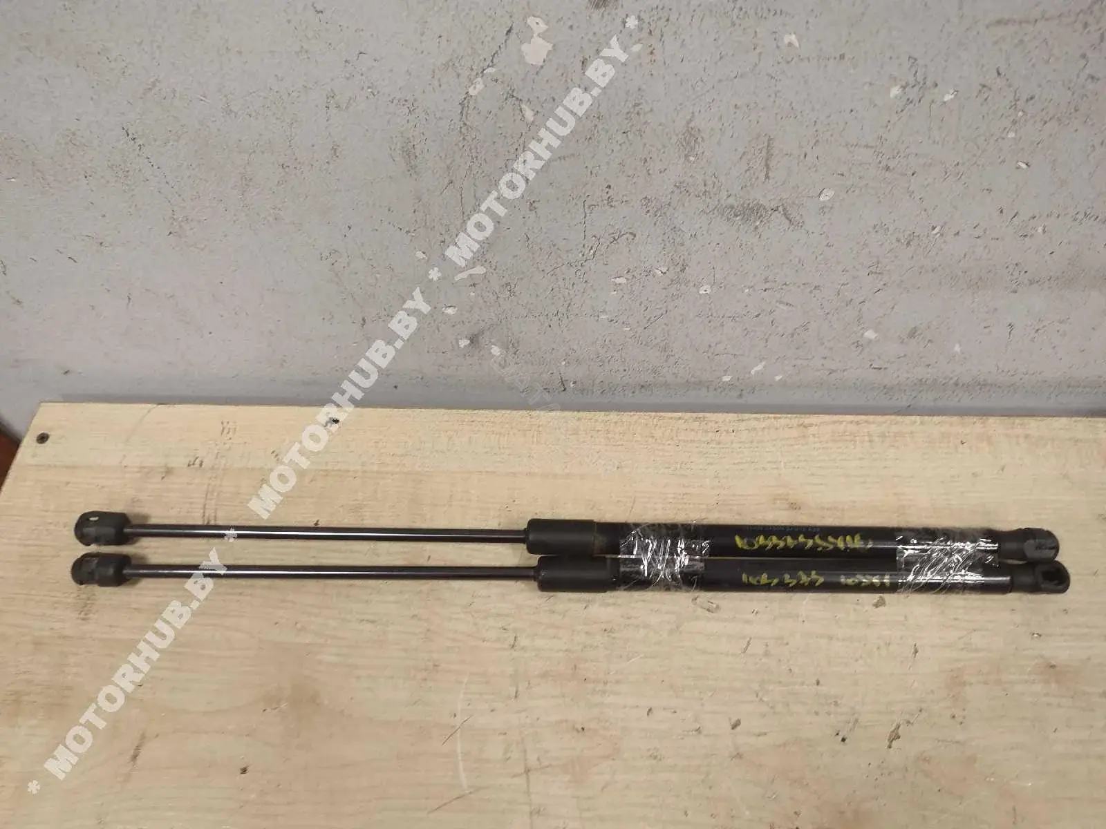 Амортизатор крышки багажника, капота, заднего стекла 5L6827550