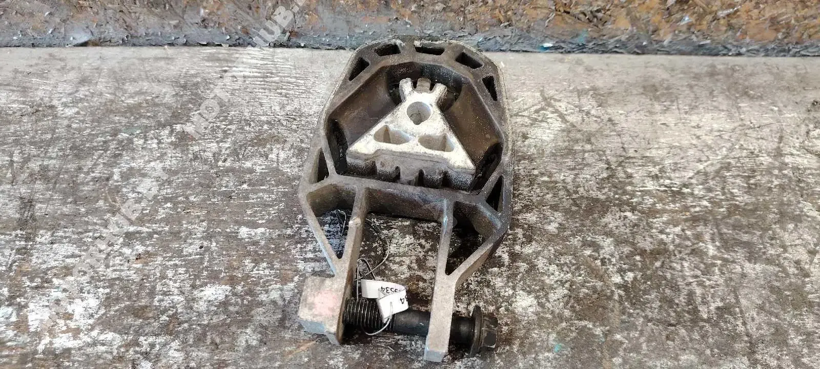 Подушка КПП AV616P062AC