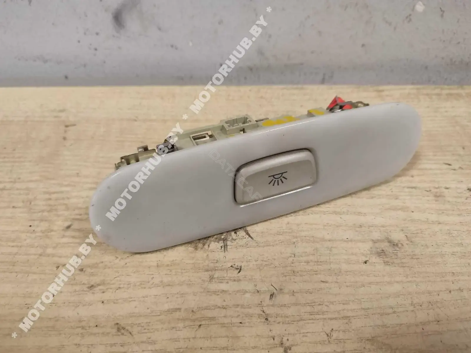 Плафон освещения салона 8T0947111