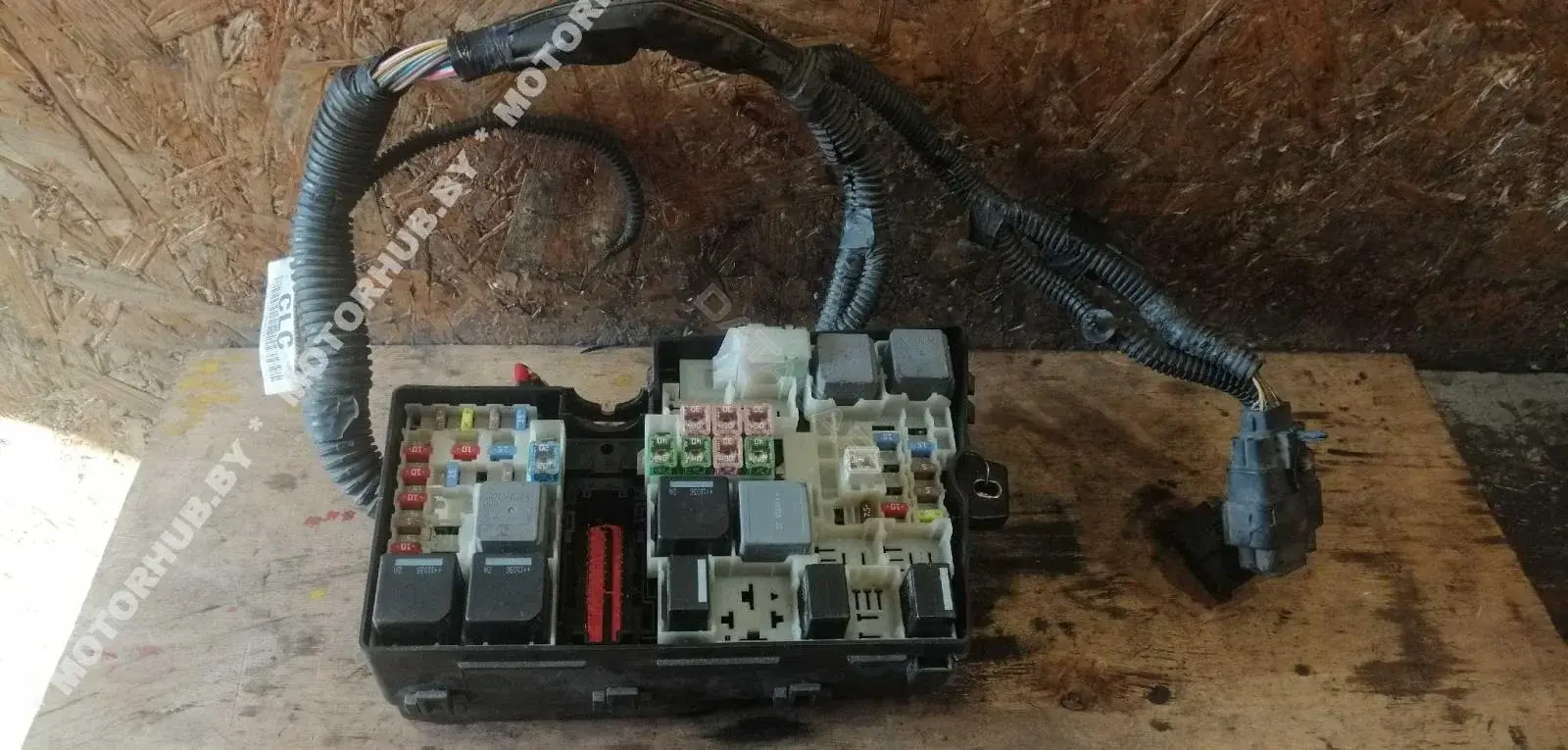 Блок предохранителей AV6114A142AA