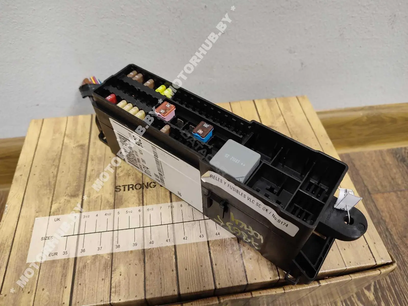 Блок предохранителей CV6T14014RCD