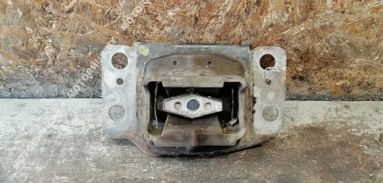 Подушка КПП BG917M121AA