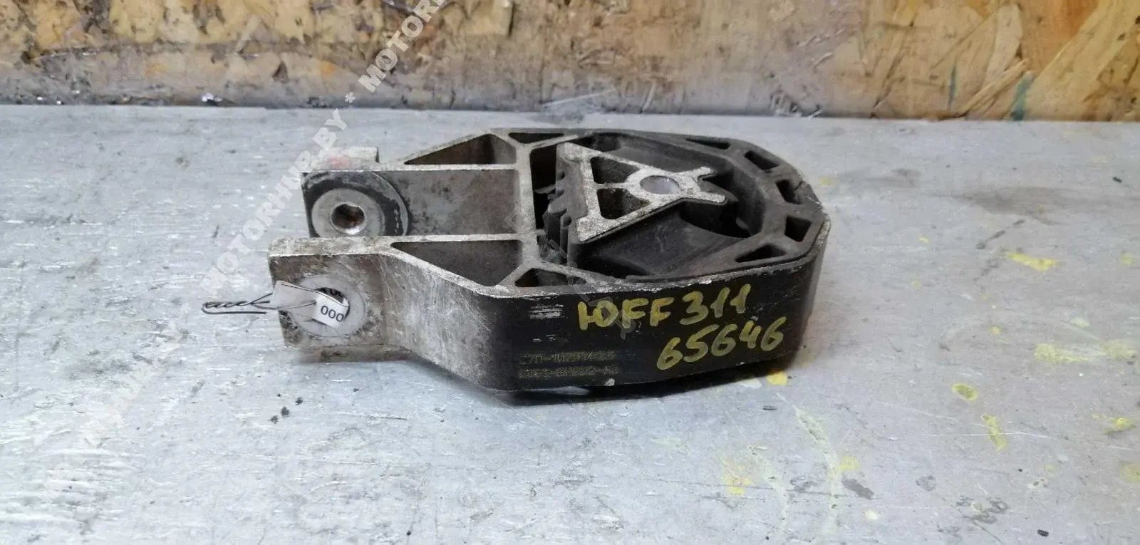 Подушка КПП AV616P032AB