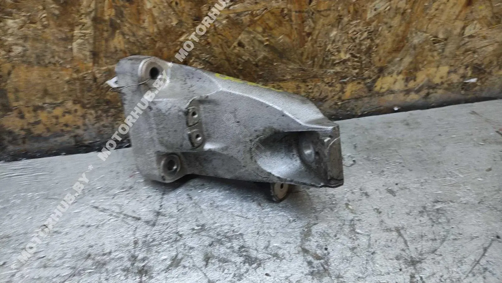 Кронштейн двигателя 7L8199307B
