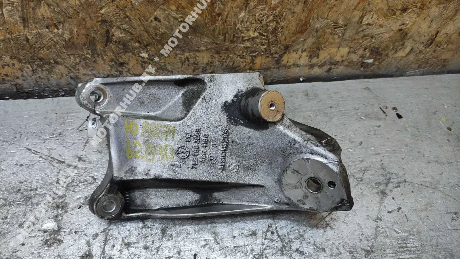 Кронштейн двигателя 7L8199308B