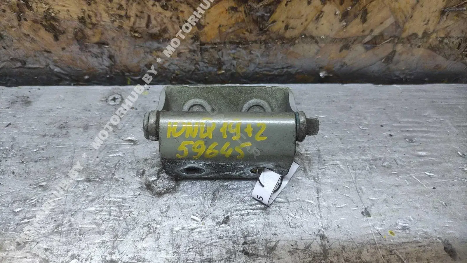 Петля крышки багажника 00059645