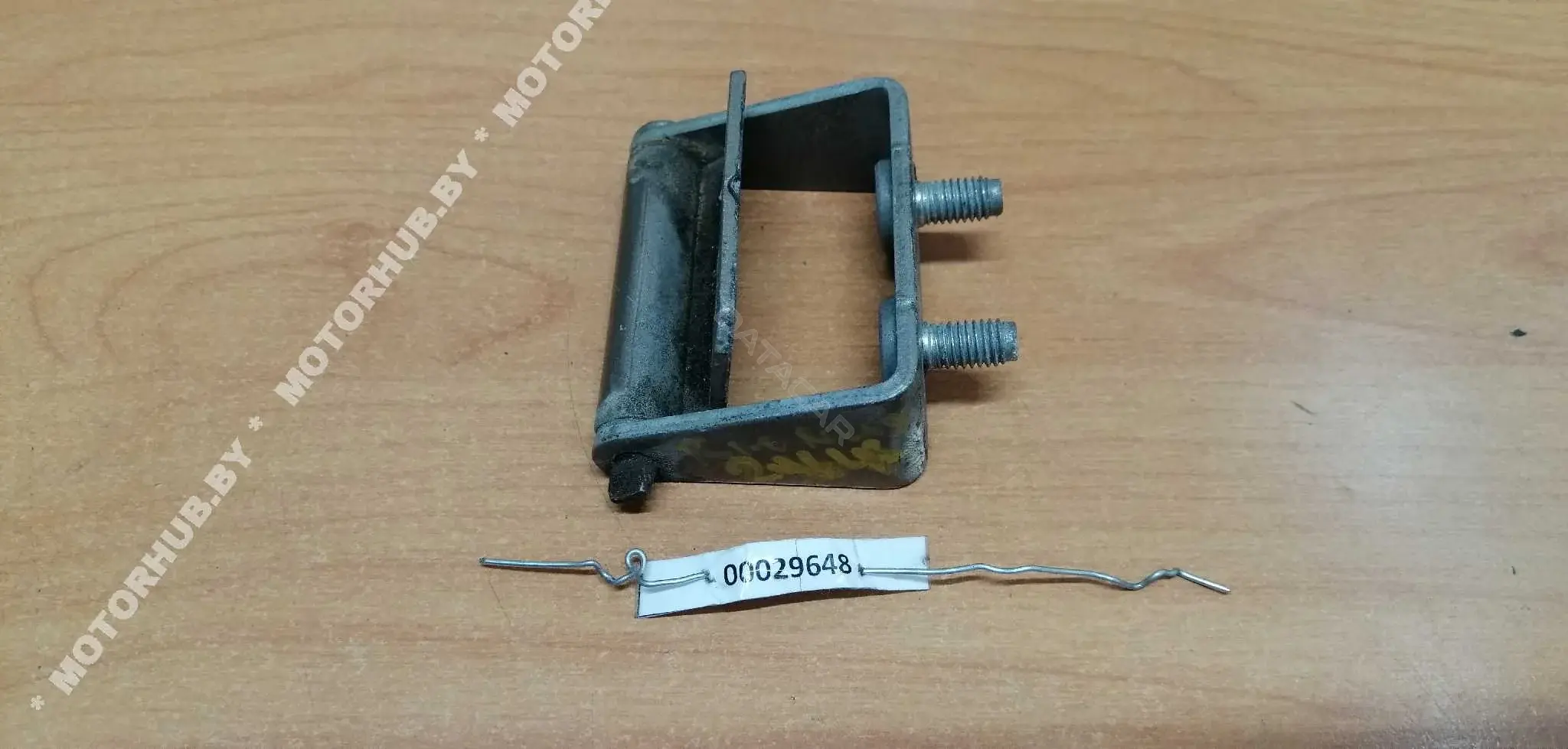 Петля крышки багажника 00029648