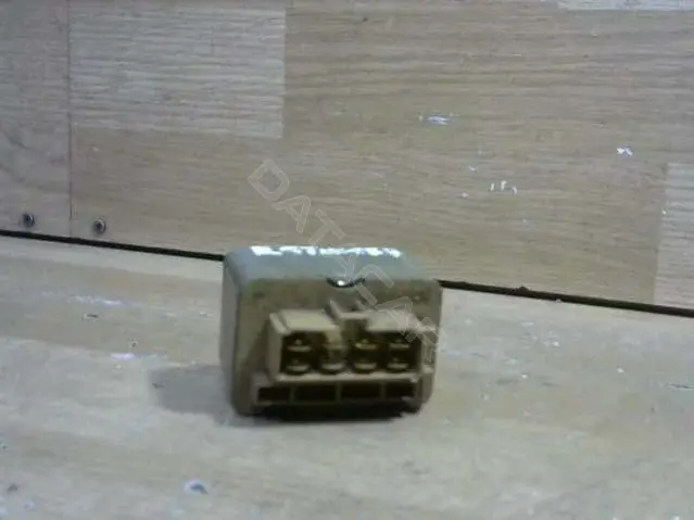 Реле топливного насоса E8T00177