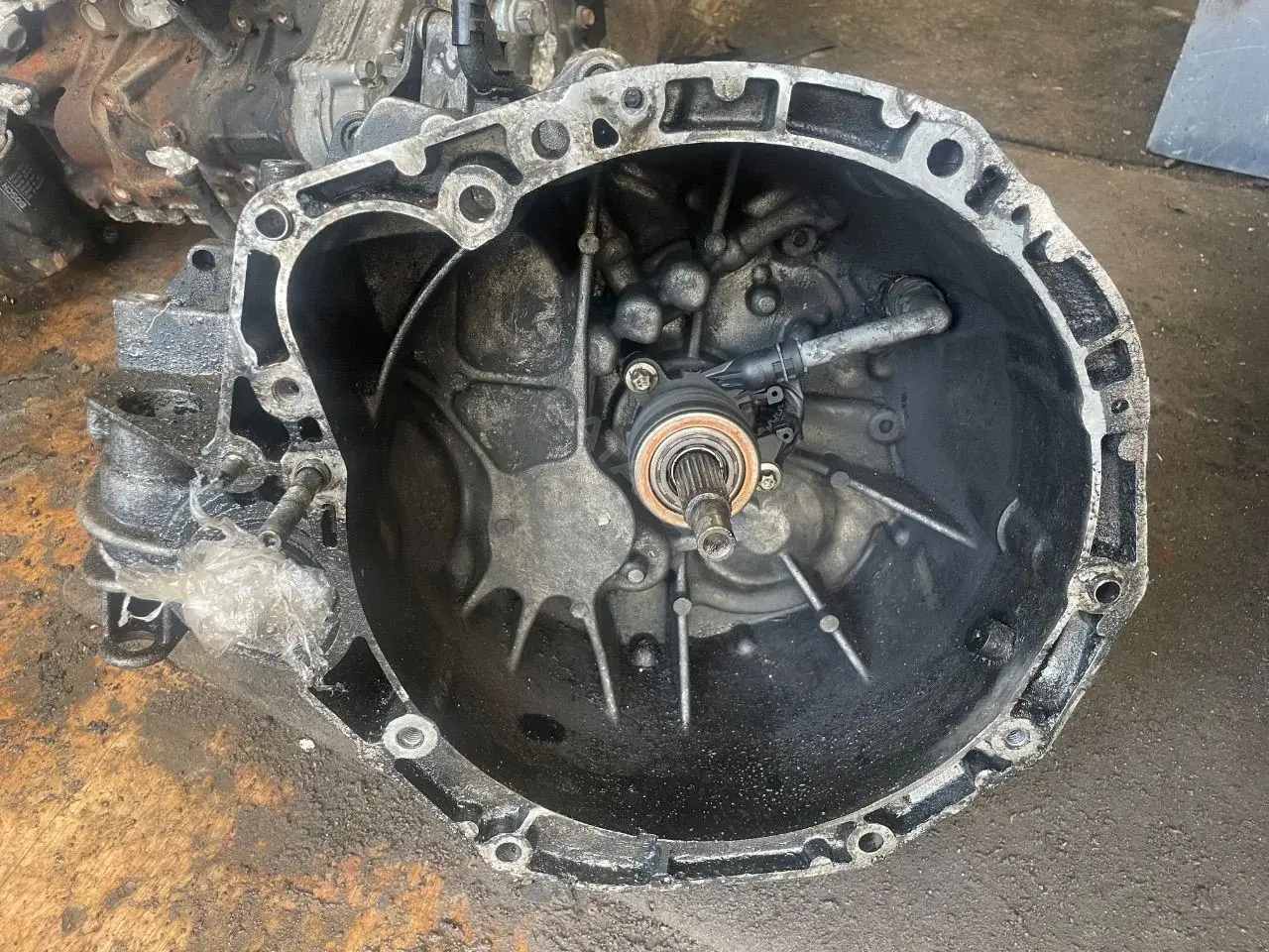 Механическая коробка передач (МКПП) 8200156391