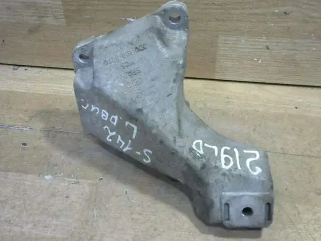 Кронштейн двигателя 8D0199307G