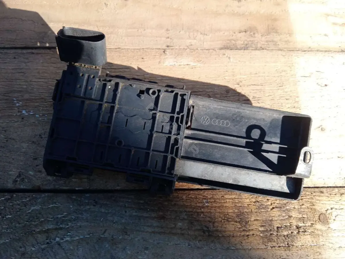 Блок предохранителей 1J0937550