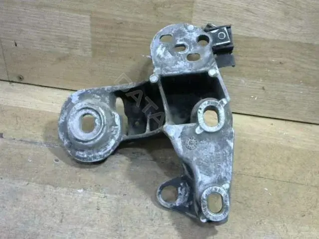 Кронштейн двигателя 8E0199352F