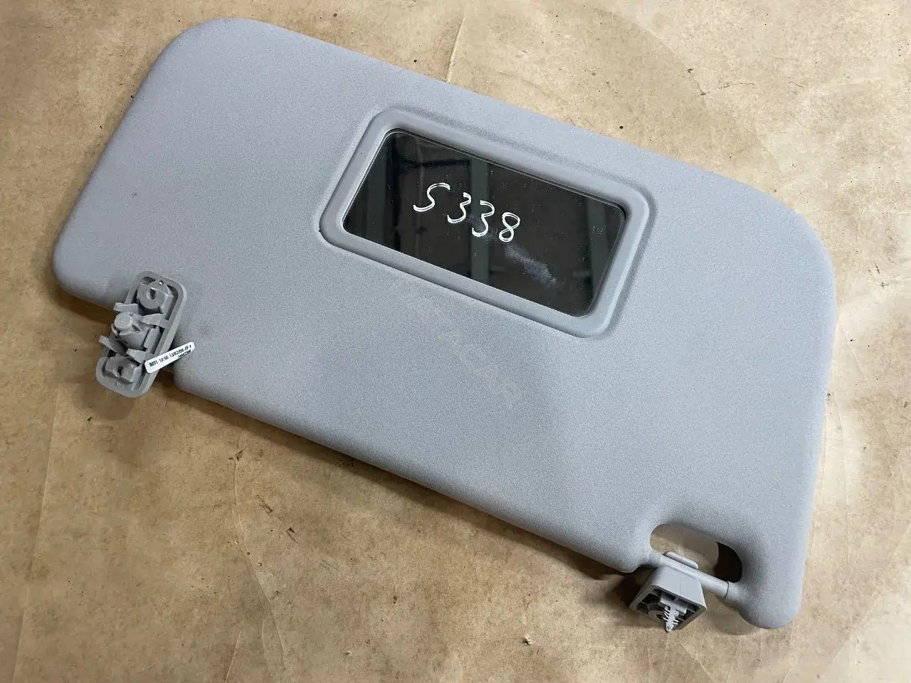 Козырек солнцезащитный 581KQ