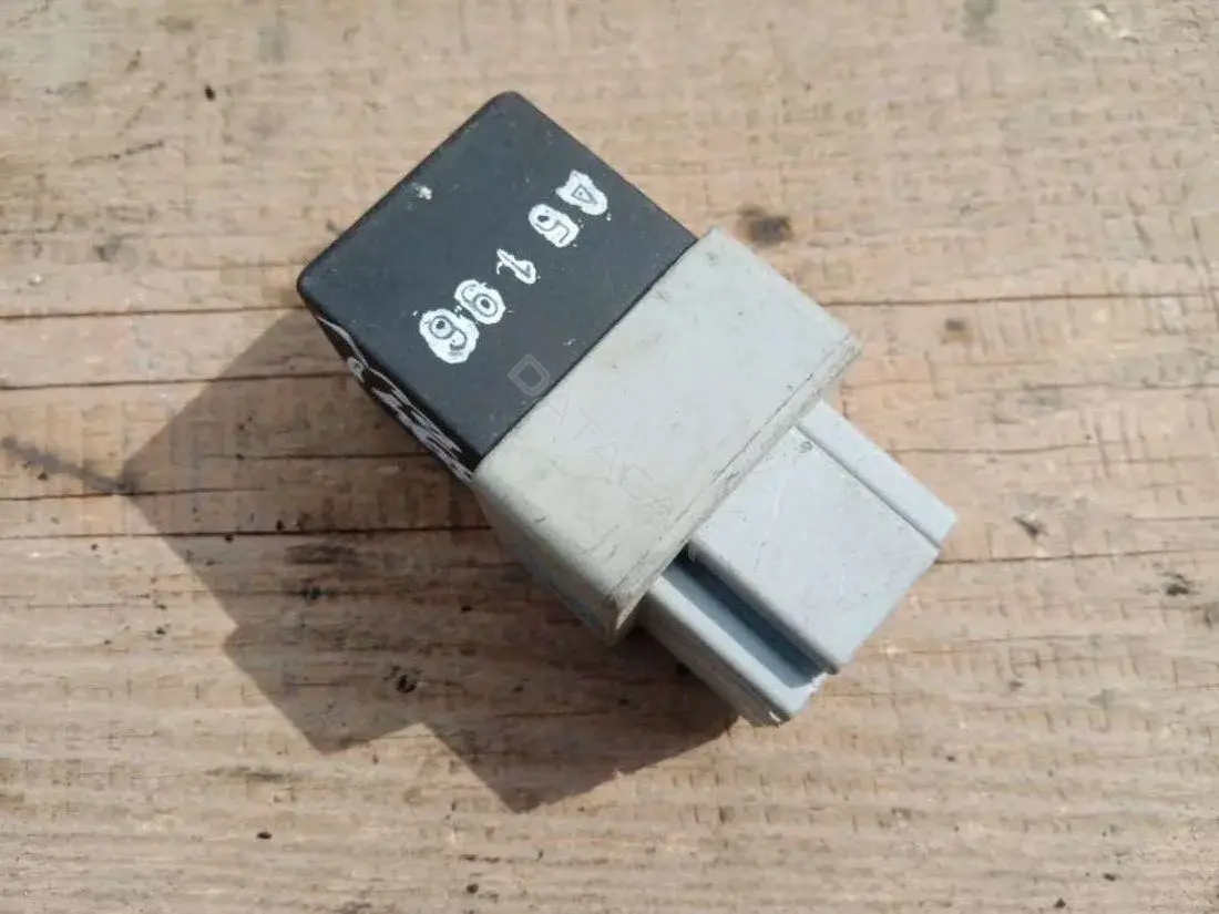 Реле стеклоочистителя MB953394