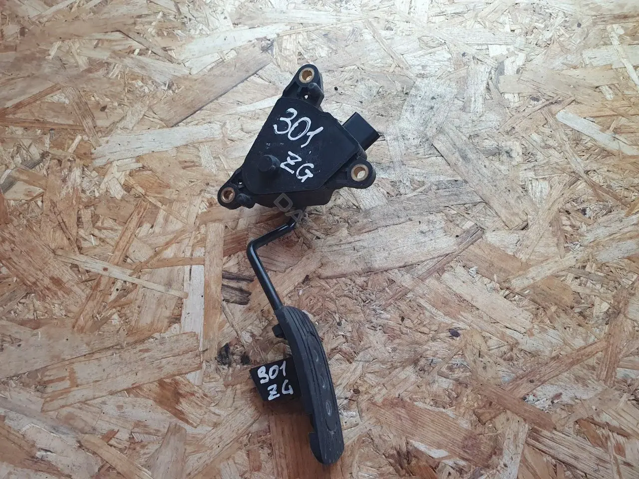 Педаль газа 18002AX700